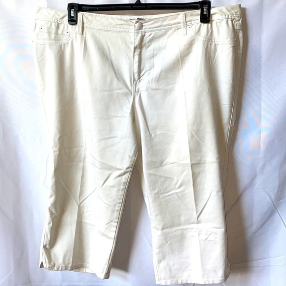 Roz & Ali Plus Size Jean Capris - Picture 1 of 9